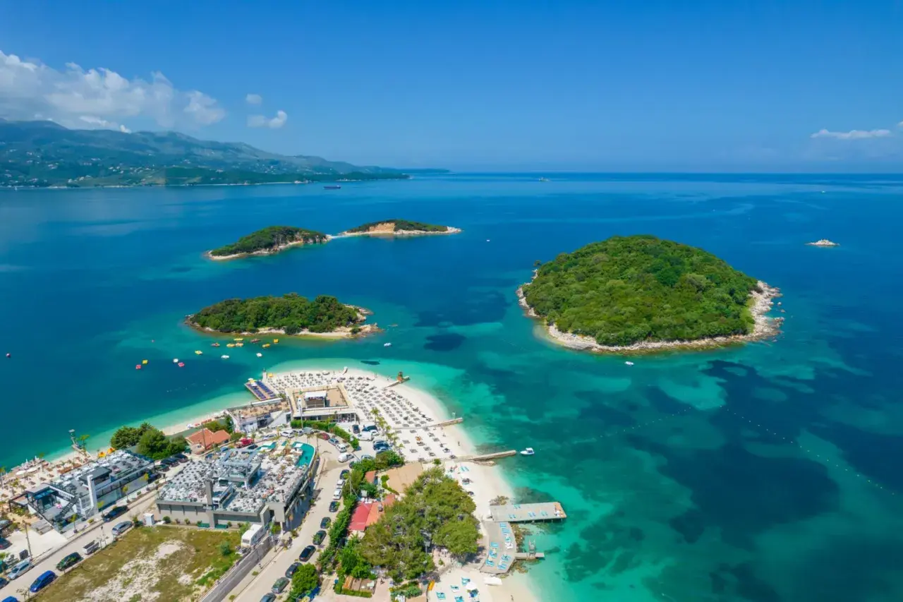 Albania, Ksamil. W marcu pogoda już zachęca do plażowania, widać turkusowe morze i zielone wyspy.