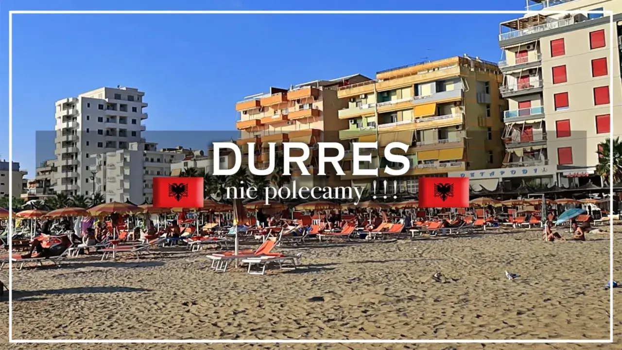 Plaża w Durrës, Albania. Widok na hotele i leżaki. Napis "DURRES nie polecamy !!!" i flaga Albanii.