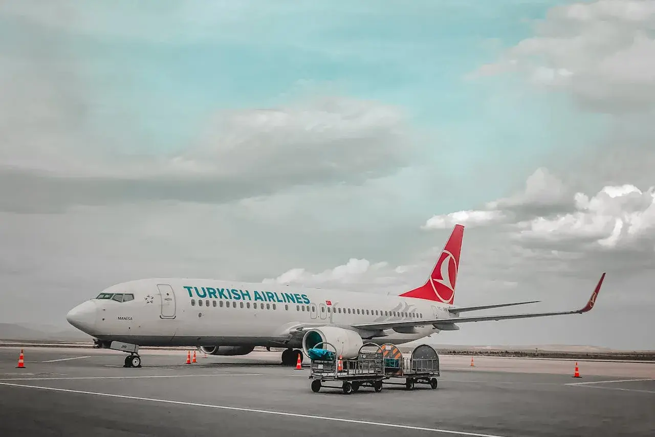 Samolot czarterowy Turkish Airlines na płycie lotniska, gotowy do podróży.