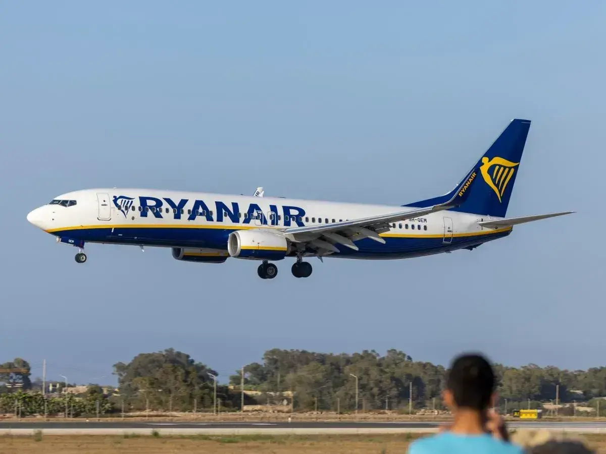 Samolot Ryanair ląduje, a ja zastanawiam się, ile przed odlotem otwierają bramki.
