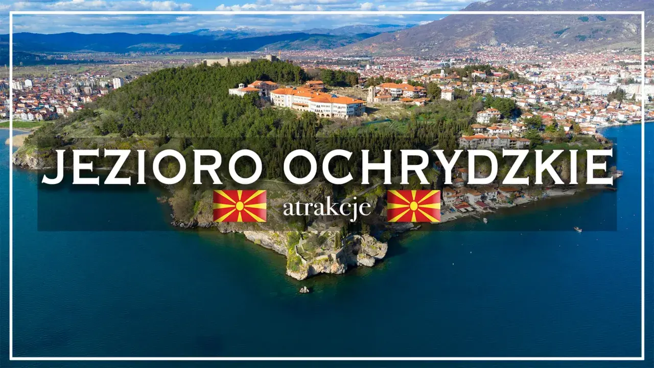 Widok na malownicze Jezioro Ochrydzkie z górami w tle i miastem na wzgórzu.