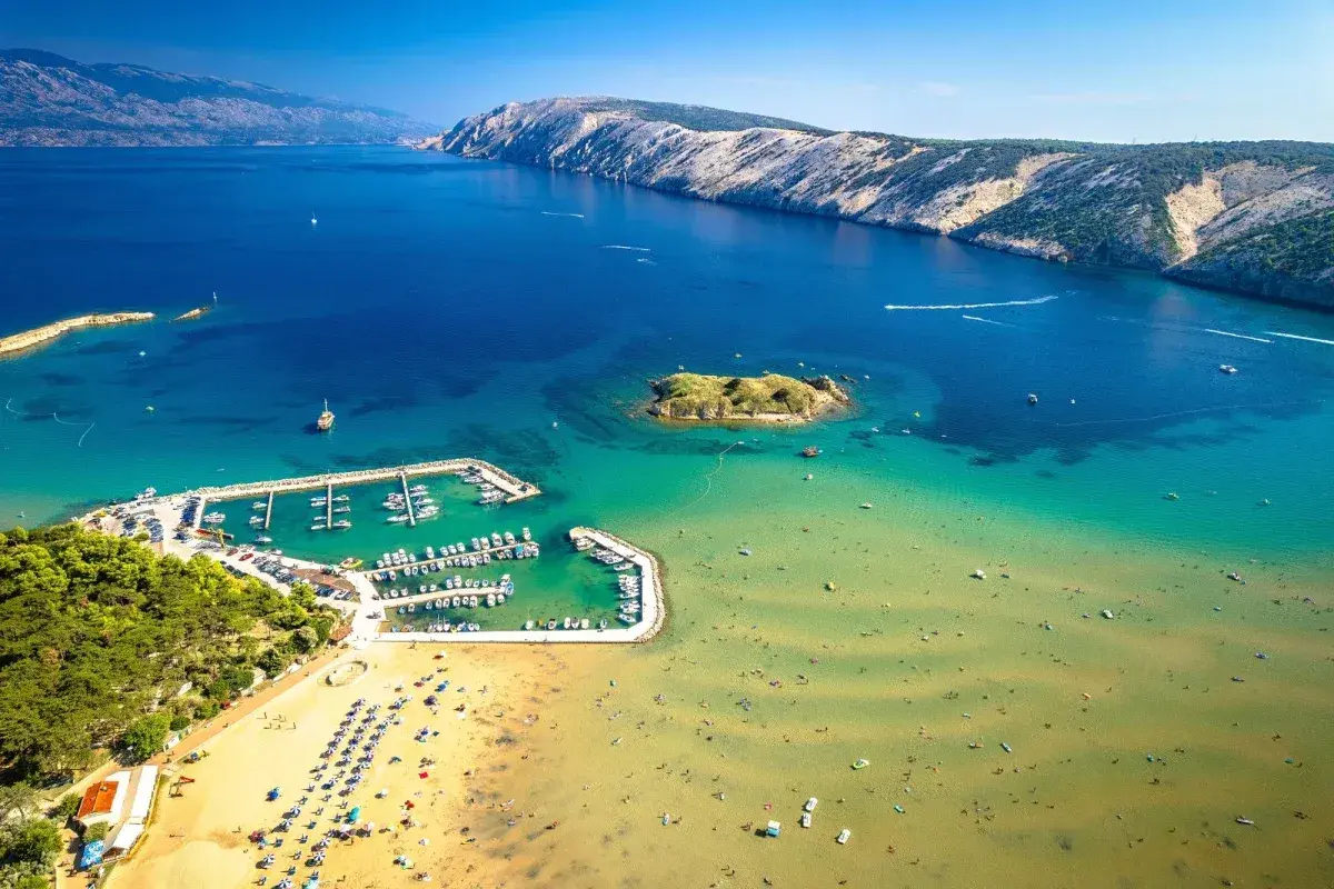 Idealne miejsce na wakacje: Chorwacja z dziećmi! Piaszczysta plaża, turkusowa woda i mnóstwo słońca.