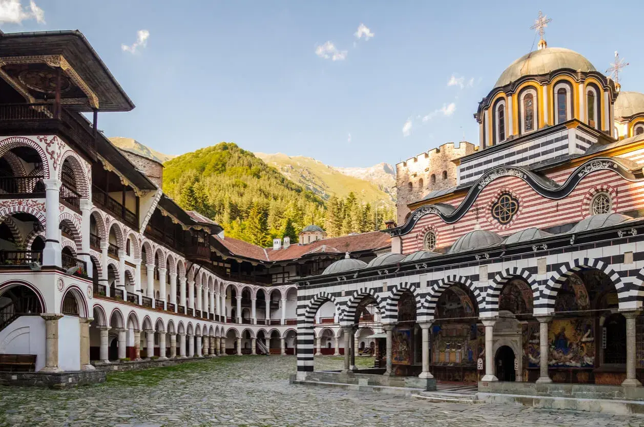 Rila Monastery, Bułgaria. Wrzesień to idealny czas na zwiedzanie, gdy temperatura jest przyjemna, a góry zachwycają zielenią.