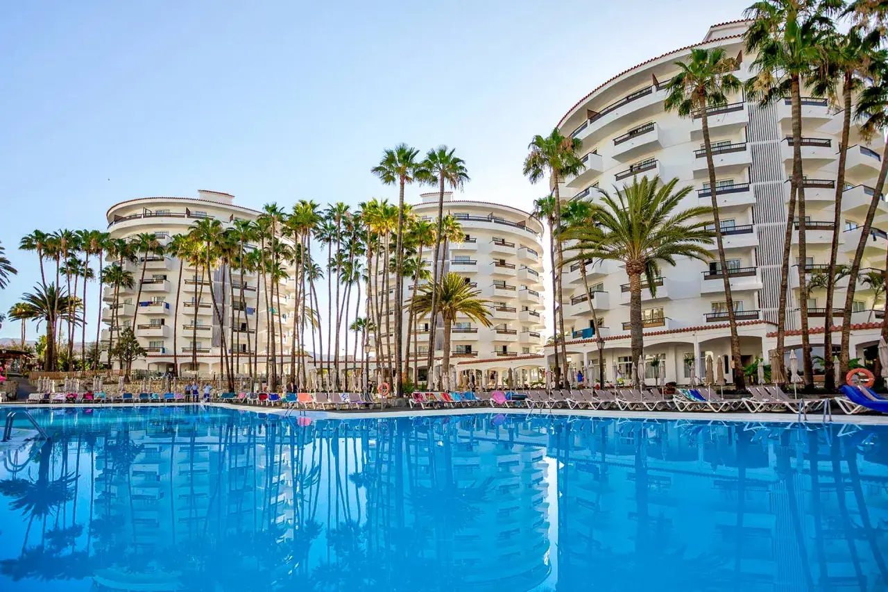 Luksusowy hotel z basenem i palmami na Gran Canarii. Idealne miejsce na wakacje all inclusive.