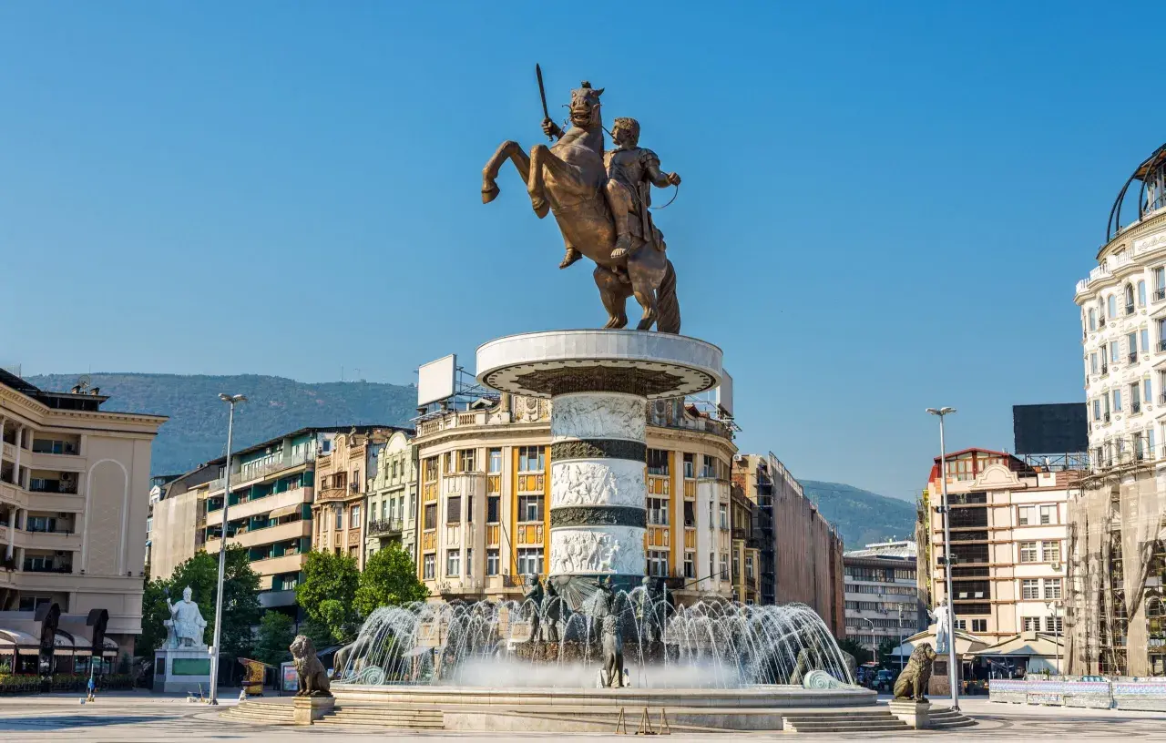 Pomnik Wojownika na koniu, fontanny i kolorowe budynki tworzą imponujący widok na skopje atrakcje.