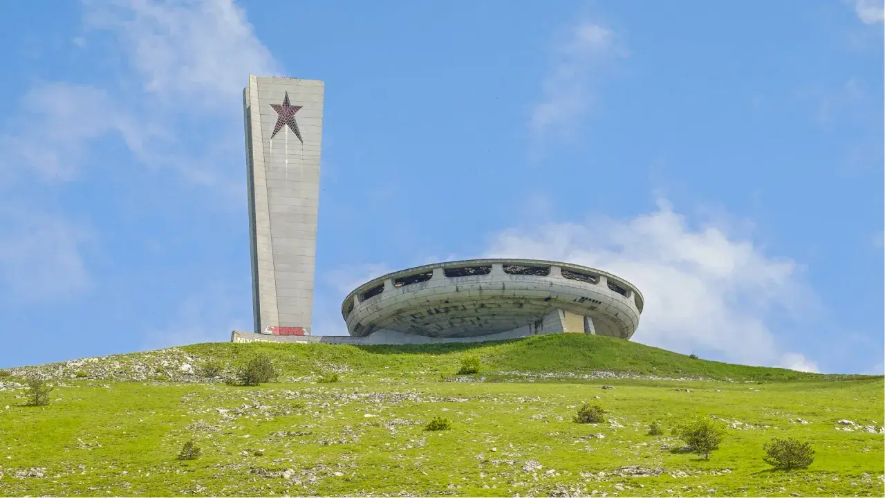 Monument Buzłudża, jeden z najbardziej niezwykłych zabytków Bułgarii, góruje na wzgórzu.