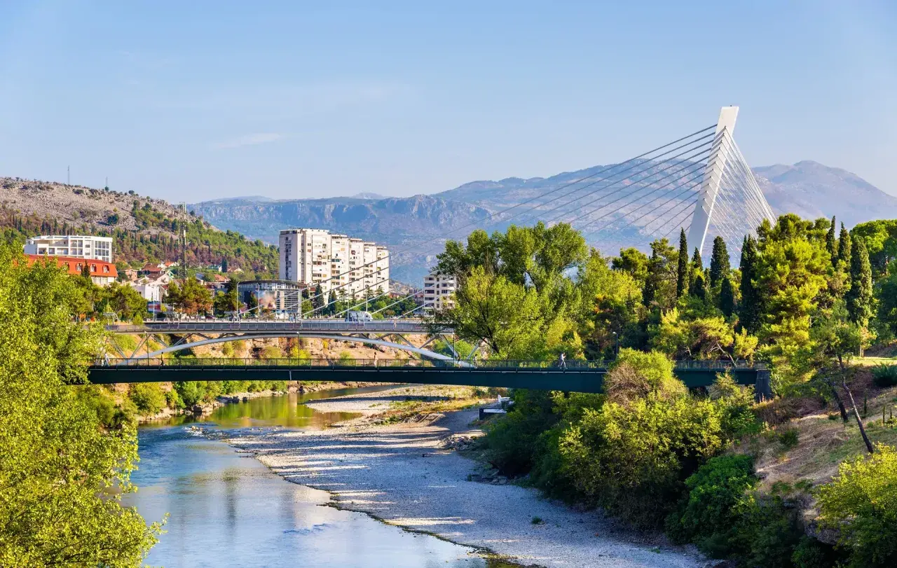 Most Podgorica atrakcje to mosty nad rzeką Moracza, z nowoczesnym Mostem Milenijnym w tle.