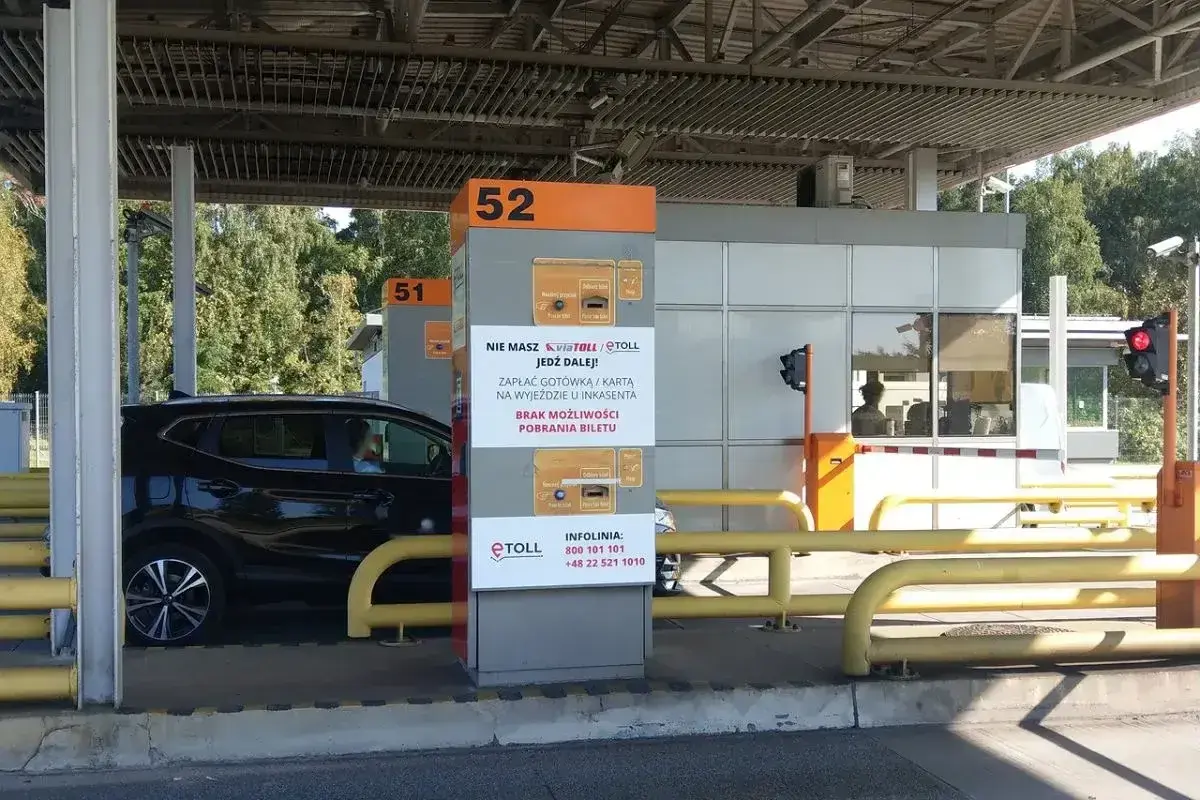 Na bramkach autostradowych można zapłacić kartą lub gotówką u inkasenta. Nie ma możliwości pobrania biletu.