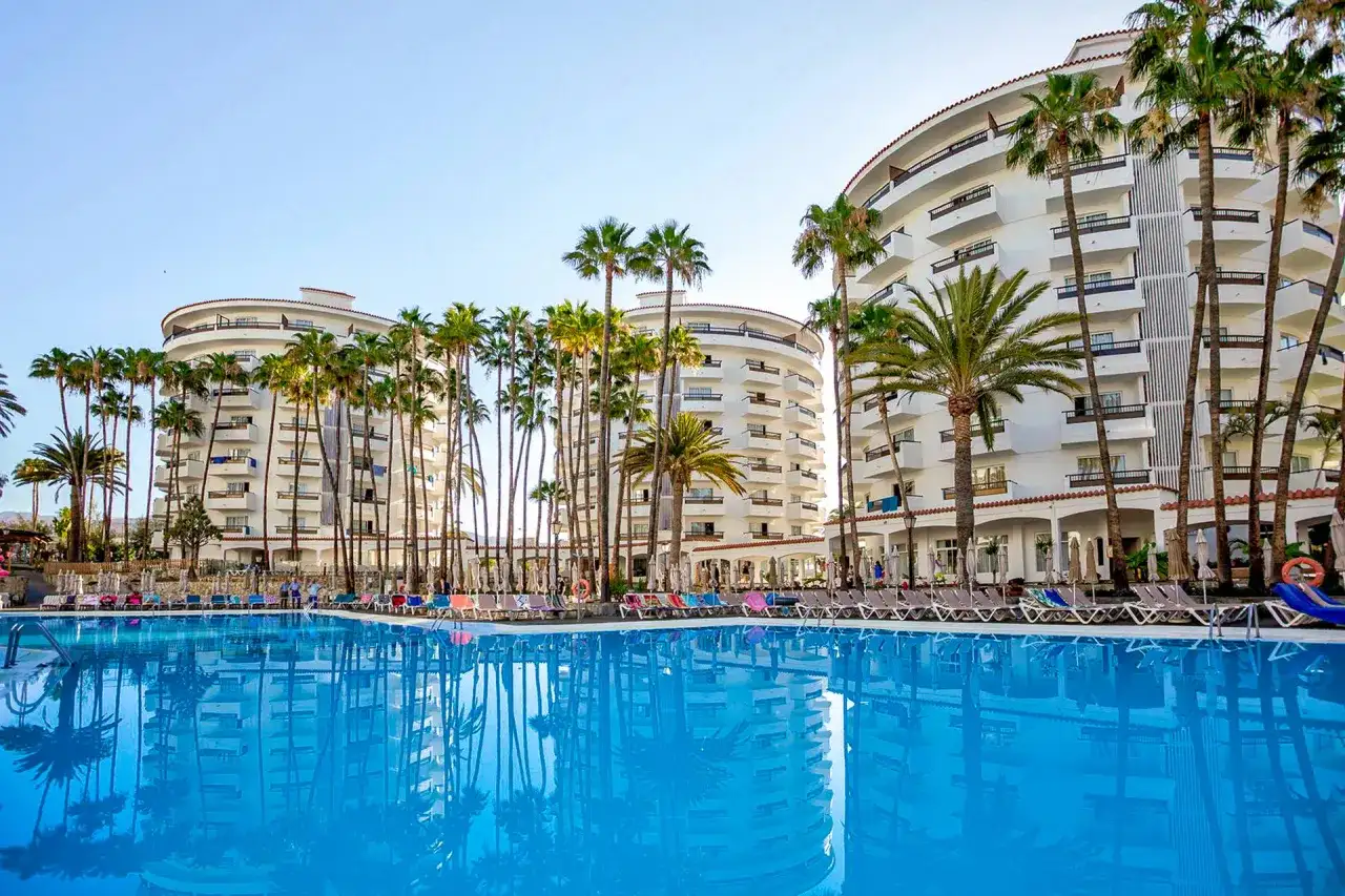Luksusowy hotel z basenem i palmami na Gran Canarii. Idealne miejsce na wakacje all inclusive.