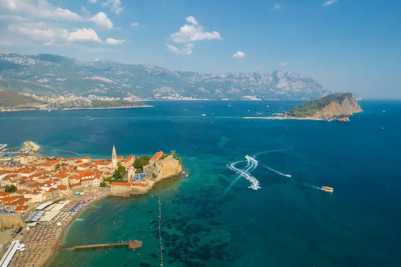 Widok na Stare Miasto w Budvie, plażę i morze. W oddali wyspa Sveti Nikola. Wspaniałe budva atrakcje.