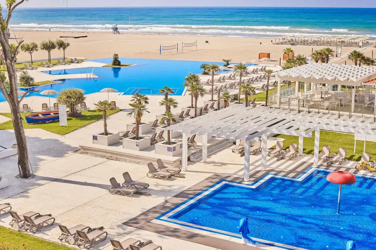 Idealne czarnogóra wakacje all inclusive: baseny, plaża, palmy i leżaki czekają na Ciebie.