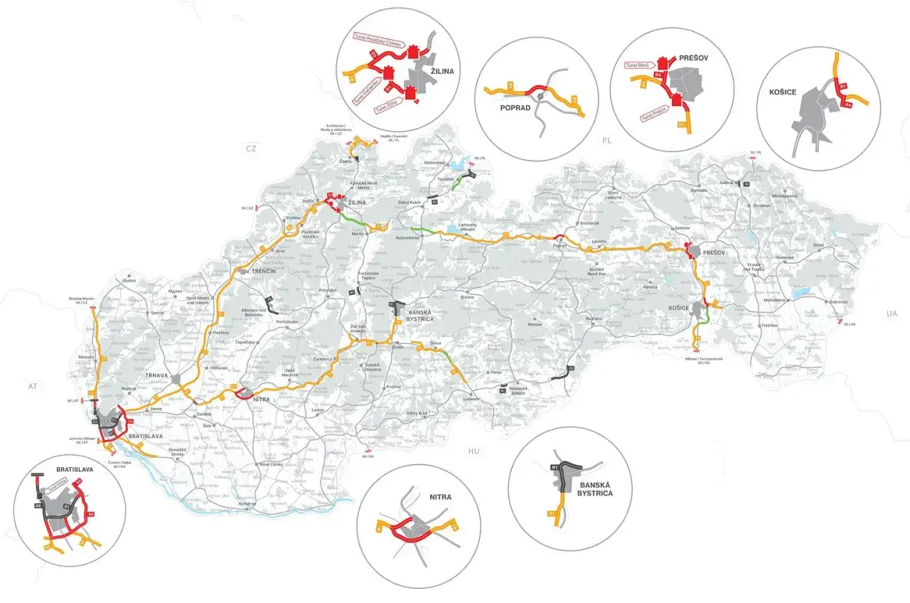 Mapa Słowacji z zaznaczonymi drogami i miastami. Kolorowe linie wskazują drogi, a okręgi z numerami symbolizują opłaty za autostrady.