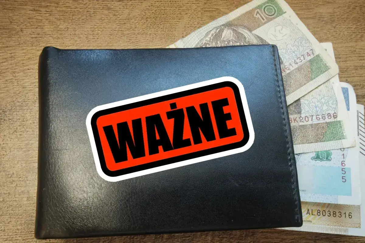 Czarny portfel z polskimi banknotami i naklejką