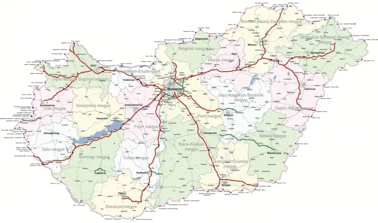 Mapa Węgier z zaznaczonymi drogami i miastami, idealna do planowania podr&oacute;ży samochodem.