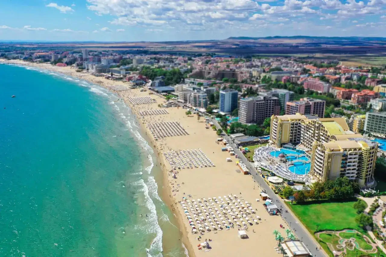 Bułgaria, Słoneczny Brzeg: piękna pogoda, turkusowe morze i złota plaża pełna leżaków. Idealne miejsce na wakacje.