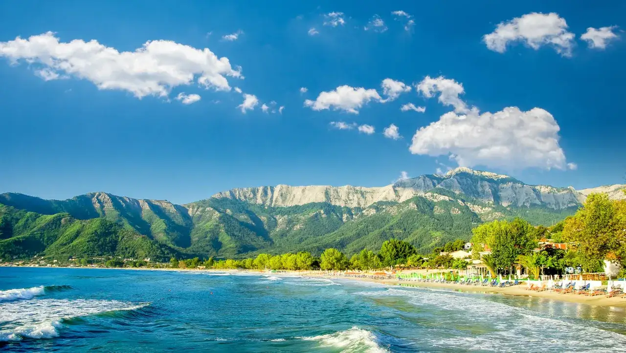 Piękna plaża z górami w tle, idealne miejsce na relaks. Thassos atrakcje oferują niezapomniane widoki i spokój.