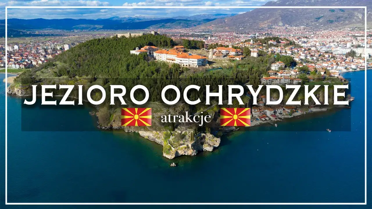 Widok na malownicze Jezioro Ochrydzkie z górami w tle i miastem na wzgórzu.