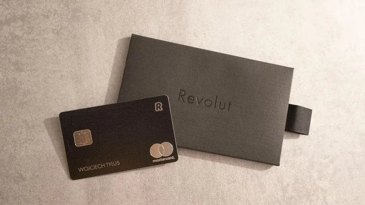 Karta Revolut i pudełko. Planujesz wakacje w Chorwacji? Sprawdź, czym płacić w Chorwacji, by podr&oacute;żować bezproblemowo.