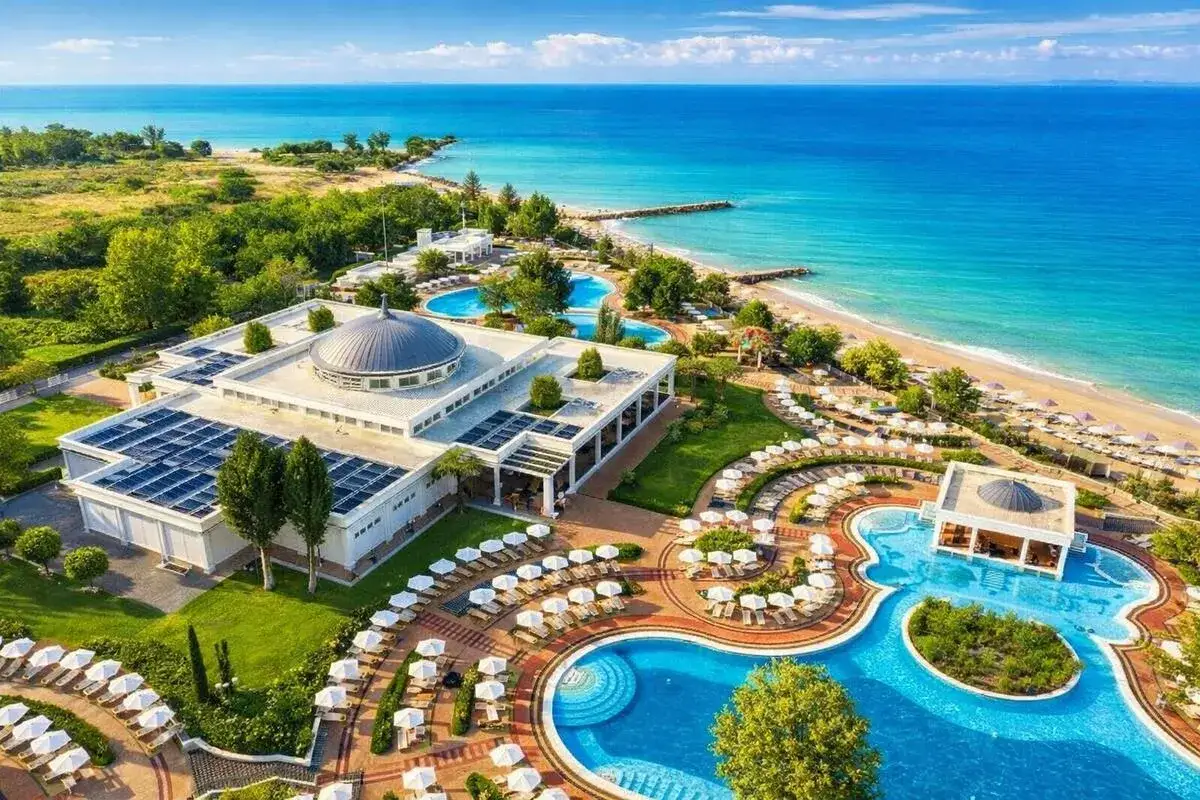 Luksusowy hotel z basenami i plażą nad Morzem Czarnym. Idealne miejsce na wakacje all inclusive w Bułgarii.