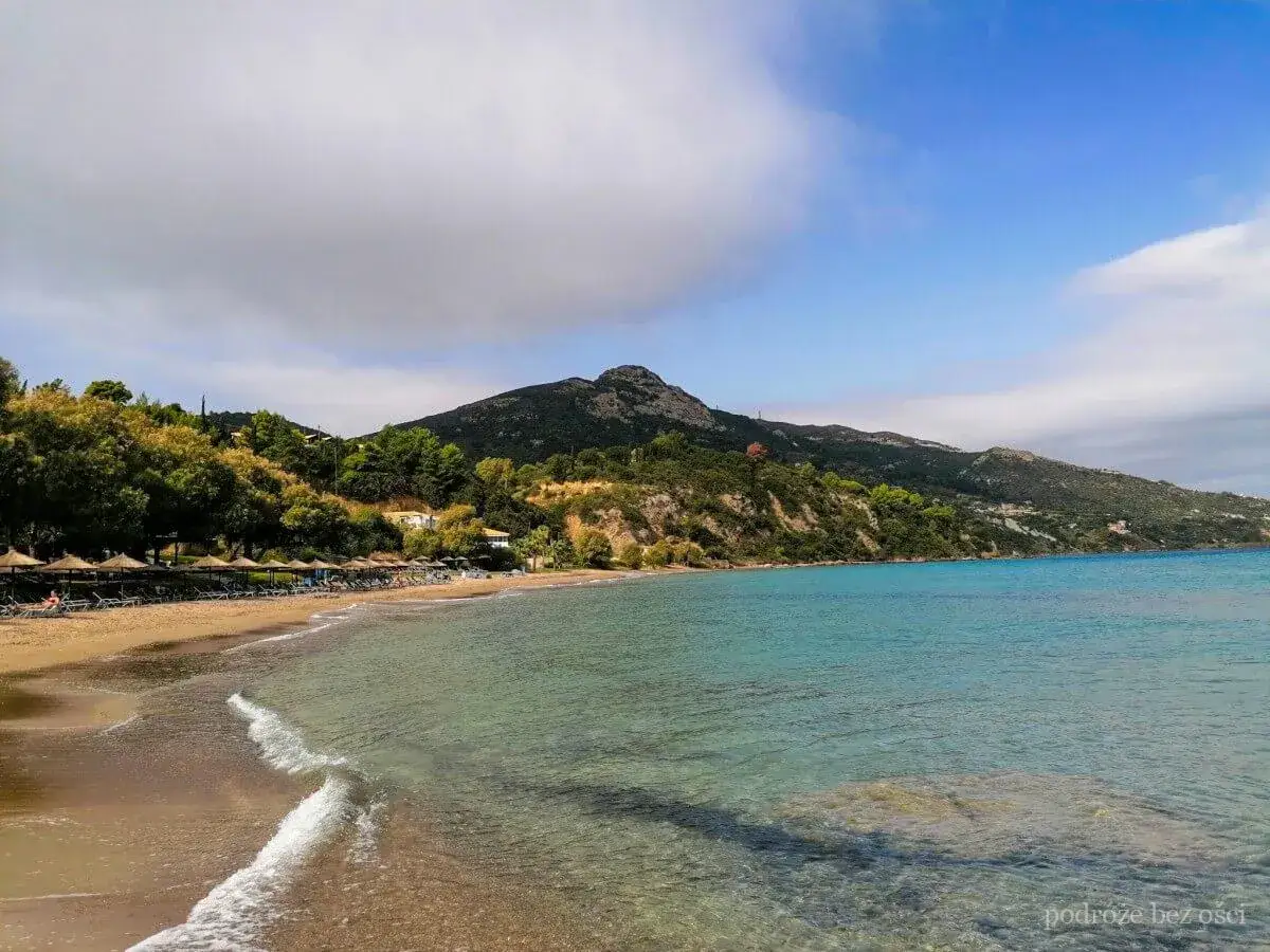 Piękna plaża na Zakynthos. Pogoda w maju idealna na relaks pod drzewami i kąpiel w turkusowym morzu.