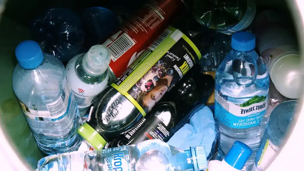 Butelka filtrująca do samolotu, idealna na podróż. W koszu na śmieci obok innych napojów.