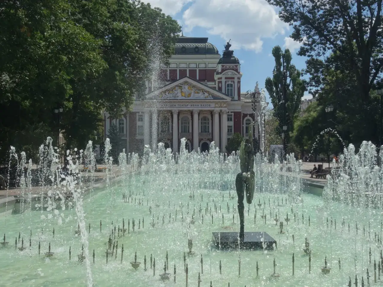 Fontanna przed Teatrem Narodowym Iwana Wazowa w Sofii. Jedna z głównych atrakcji Sofii, idealne miejsce na relaks.