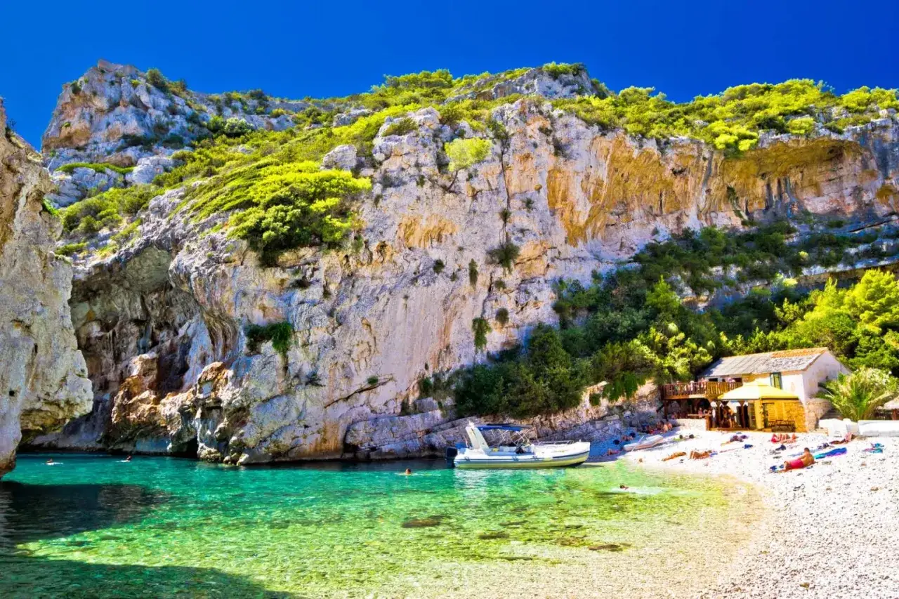 Malownicza zatoka z krystalicznie czystą wodą i kamienistą plażą. Czy w Chorwacji jest bezpiecznie? Tak, to idealne miejsce na relaks.