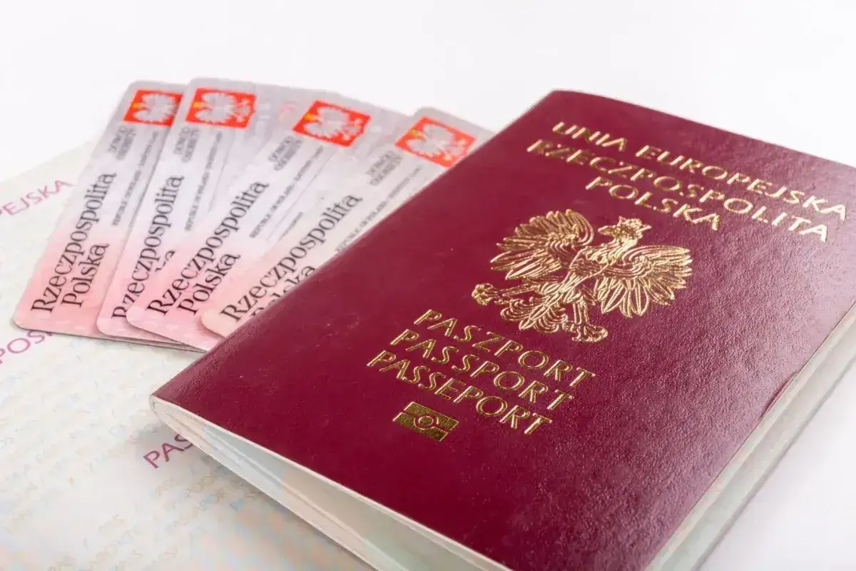 Paszport polski i kilka dowodów osobistych. Czy do Słowacji potrzebny jest paszport? Tak, jeśli nie masz dowodu osobistego.