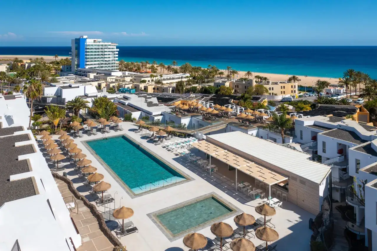 Luksusowy hotel z basenami i widokiem na ocean, idealny na wakacje all inclusive na Fuerteventurze.