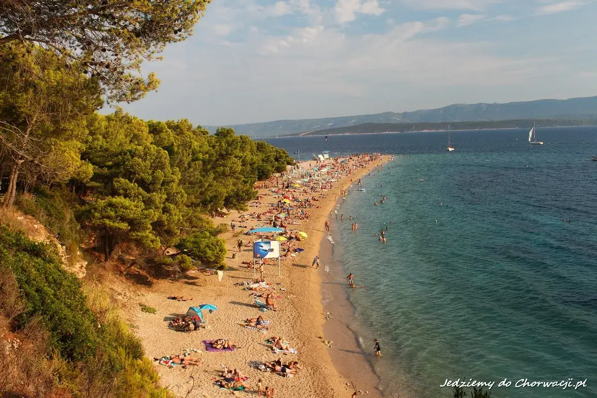 Plaża Zlatni Rat na wyspie Brać oferuje mn&oacute;stwo atrakcji: słońce, morze i relaks wśr&oacute;d zieleni.
