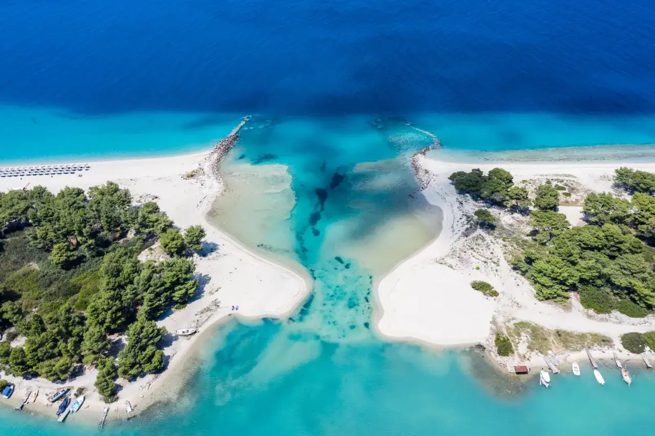 Widok z lotu ptaka na turkusową wodę i białe plaże Chalkidiki. Idealne miejsce, by zobaczyć, jak natura tworzy rajskie krajobrazy.