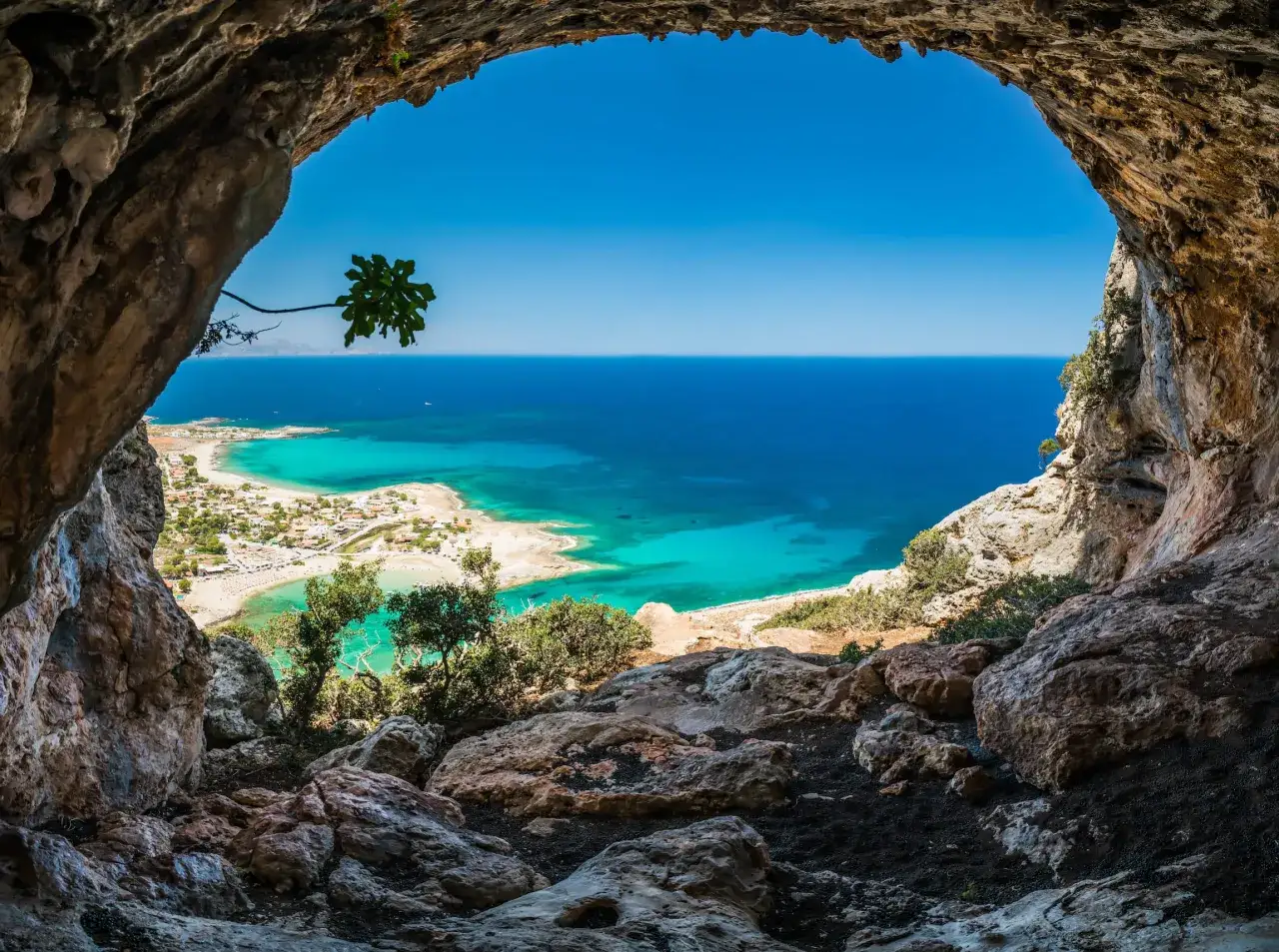 Widok z jaskini na turkusowe morze i plażę. Kreta pogoda marzec, idealna na zwiedzanie.