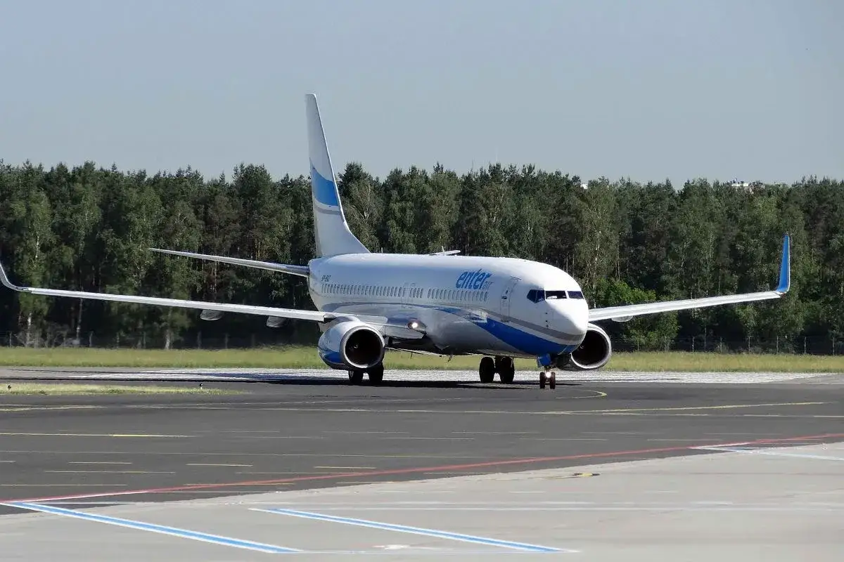 Samolot Enter Air na płycie lotniska. Taki samolot to często odpowiedź na pytanie