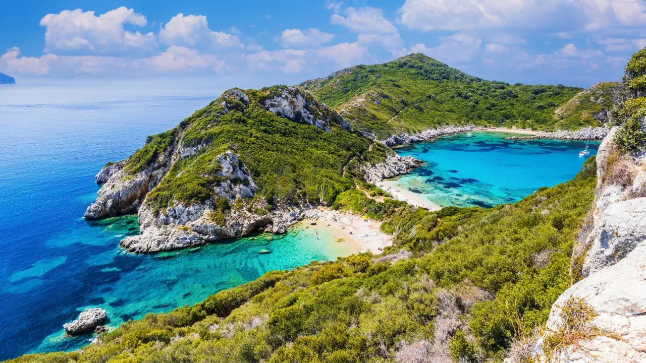 Majowa pogoda na Korfu zachwyca! Turkusowe morze, zielone wzgórza i piaszczyste plaże tworzą idylliczny krajobraz.
