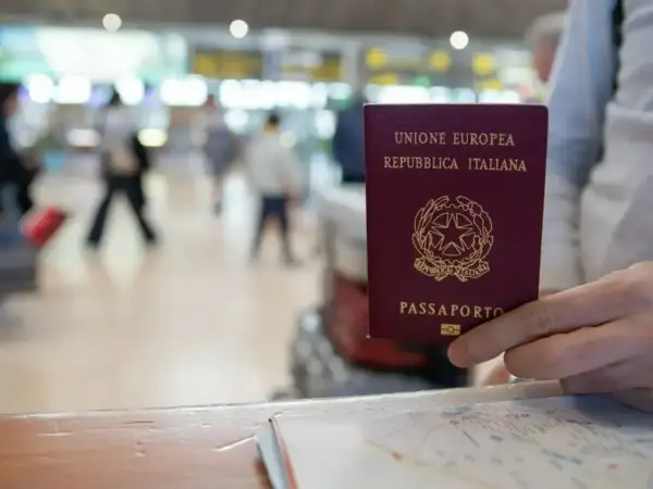 W podróży do Węgier, czy na Węgry potrzebny jest paszport? Włoski paszport w dłoni, gotowy do przekroczenia granicy.