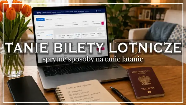 Laptop z wyszukiwarką lotów, paszport i notatnik z listą rzeczy do spakowania. Sprytne sposoby na tanie latanie.