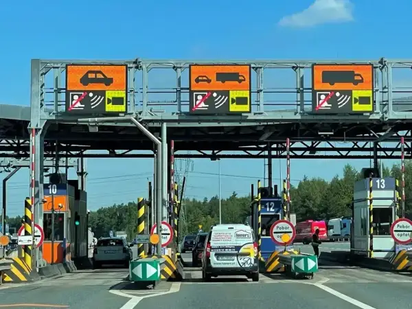 Na bramkach widać znaki informujące o tym, ile kosztują bramki dla samochodów i ciężarówek.