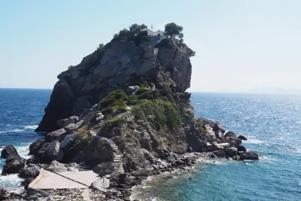 Kaplica na skale, gdzie kręcono film Mamma Mia, na greckiej wyspie Skopelos.