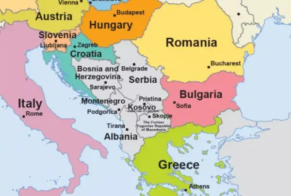 Mapa polityczna Europy Środkowo-Południowej. Widoczne kraje bałkańskie: Słowenia, Chorwacja, Bośnia i Hercegowina, Serbia, Czarnogóra, Kosowo, Albania, Macedonia Północna, Bułgaria, Grecja.