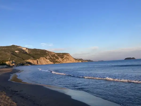 Piękna plaża na Zakynthos, idealna pogoda w sierpniu. Spokojne morze i łagodne fale.