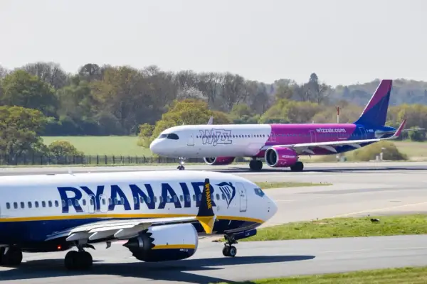 Dwa samoloty, Ryanair i Wizz Air, na płycie lotniska. Zastanawiasz się, kiedy kupować bilety lotnicze?