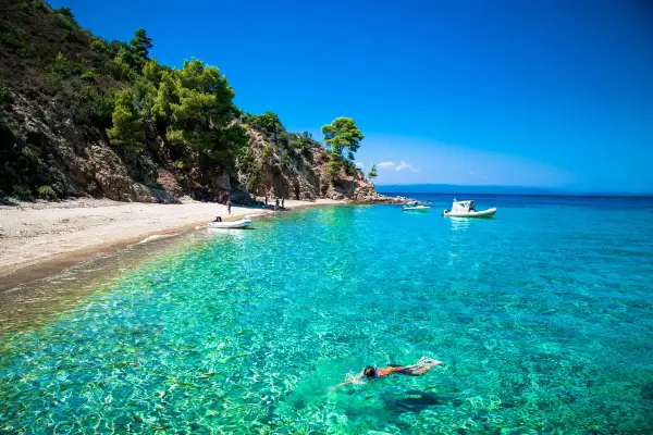 Plaża z turkusową wodą, idealna na snorkeling. W okolicy Salonik mnóstwo takich atrakcji.