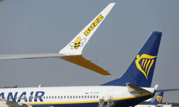 Samolot Buzz z pszczółką i samolot Ryanair. Lot rejsowy a czarterowy - oba lecą.