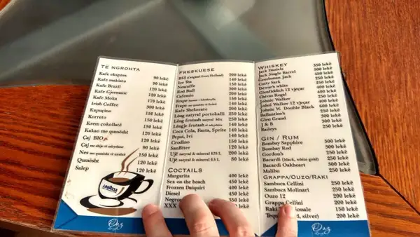 Menu z Albanii: ceny w restauracji. Kawa ekspres 90 lekë, koktajle od 400 lekë.