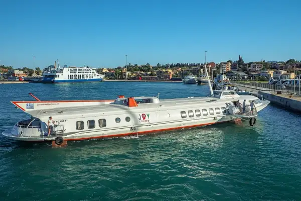 Hydrofoil "Joy Cruises" gotowy do rejsu z Korfu do Sarandy. W tle widać prom pasażerski.