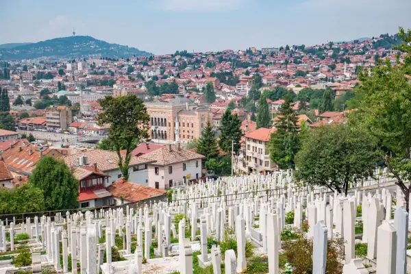 Sarajewo co zobaczyć: cmentarz Kovači z widokiem na miasto i wzgórza.