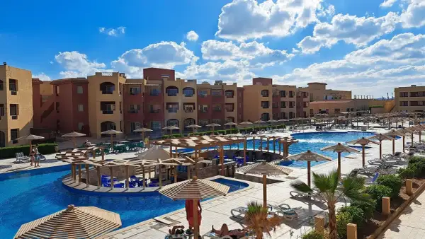 Casa Mare Resort (dawniej Royal Tulip Beach Resort) z basenami, leżakami i palmami pod błękitnym niebem.
