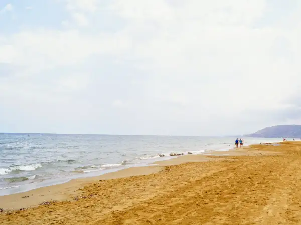 Spacerem po plaży na Zakynthos. Pogoda w maju sprzyja spacerom, choć niebo jest lekko zachmurzone.