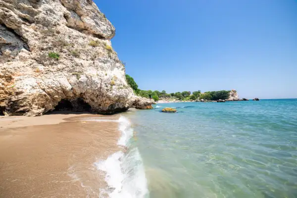 Bułgaria najpiękniejsze plaże: skaliste wybrzeże, piaszczysta plaża i krystalicznie czysta woda Morza Czarnego.