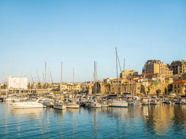 Heraklion co zobaczyć: malowniczy port z żaglówkami i zabytkową architekturą.